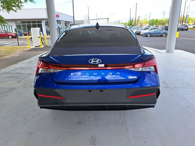 Used 2025 Hyundai Elantra Hybrid image 3