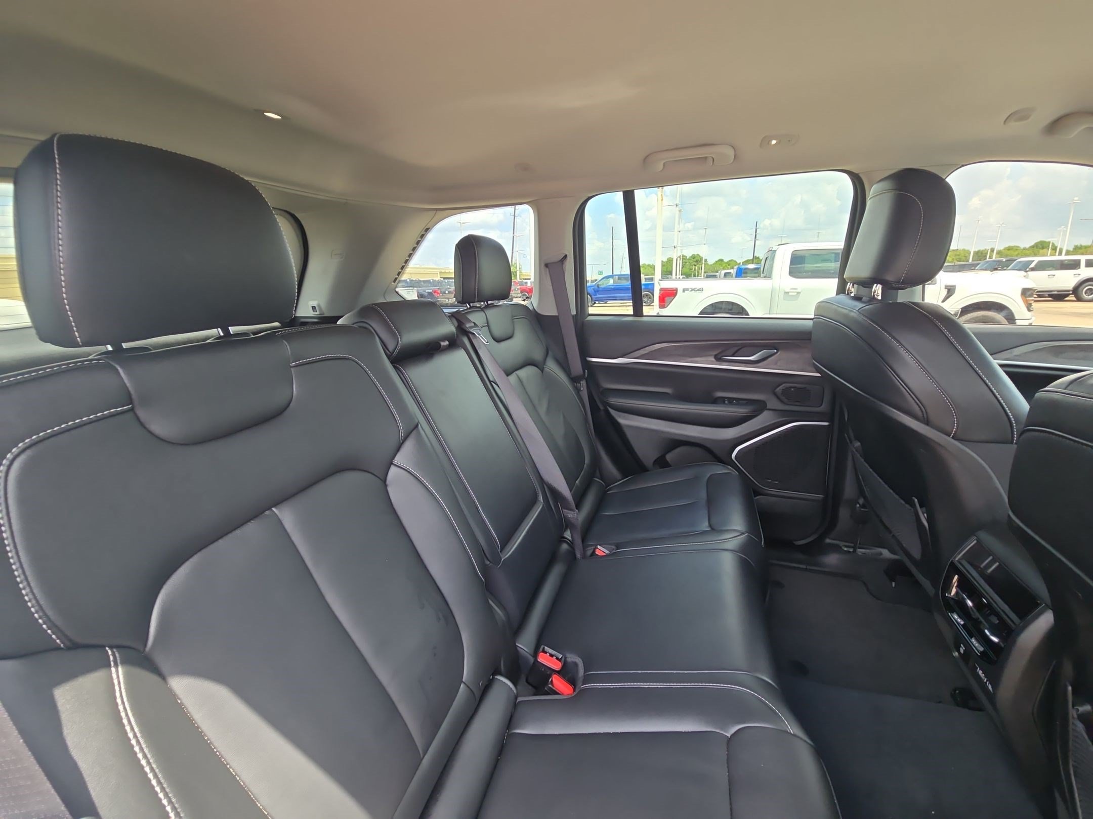 Used 2023 Jeep Grand Cherokee Limited w/ Black Appearance Package RWD image 31