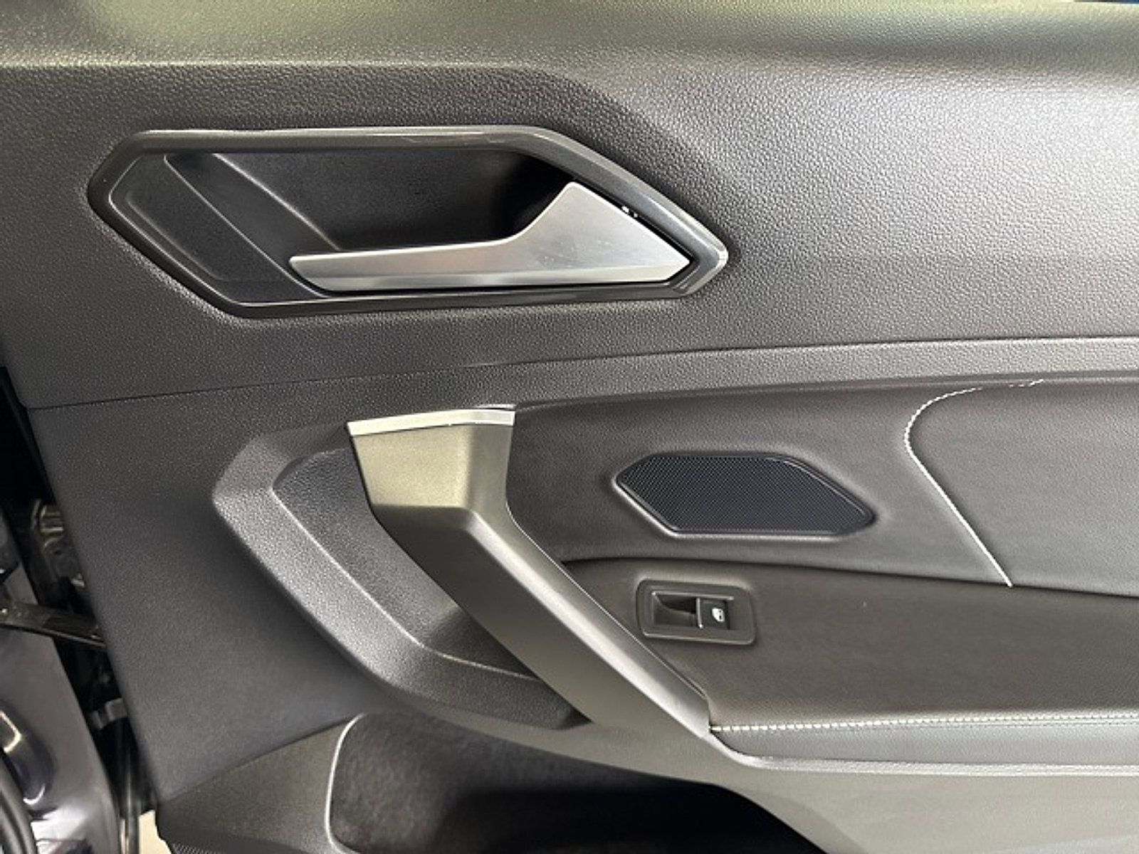 Used 2024 Volkswagen Tiguan SE image 48