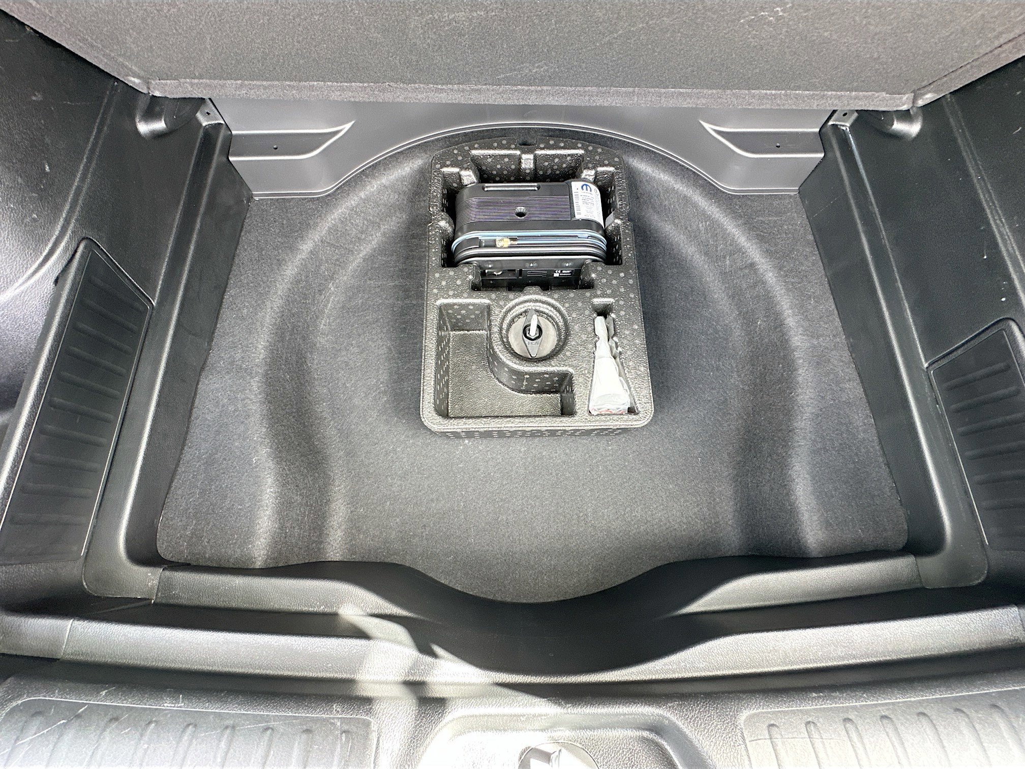 Used 2022 Jeep Cherokee Latitude Lux w/ Mopar Interior Package FWD image 30