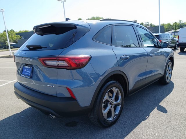 Certified 2025 Ford Escape ST-Line Select AWD/4WD image 4