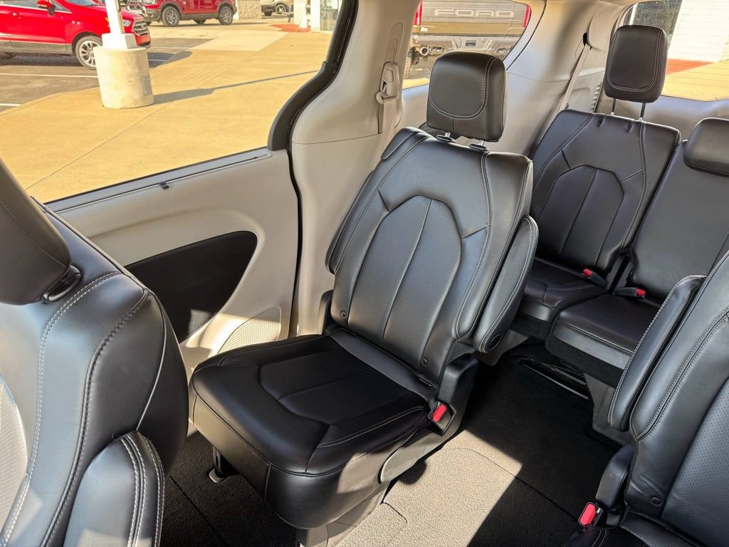 Used 2023 Chrysler Pacifica Touring-L FWD image 28