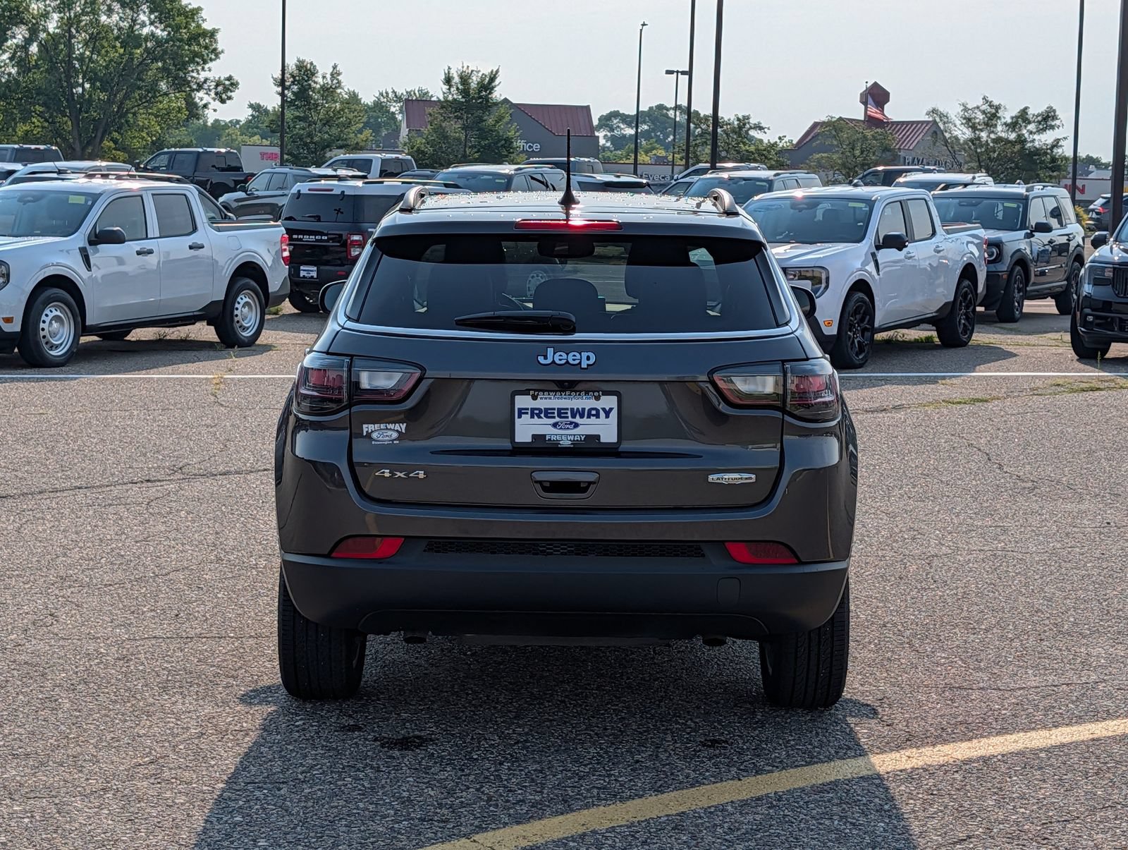 Used 2023 Jeep Compass Latitude w/ Sun and Sound Group AWD/4WD image 9