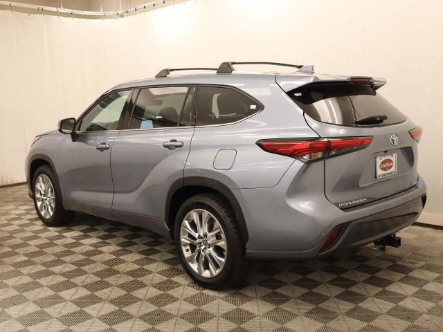 Used 2023 Toyota Highlander Limited FWD image 11
