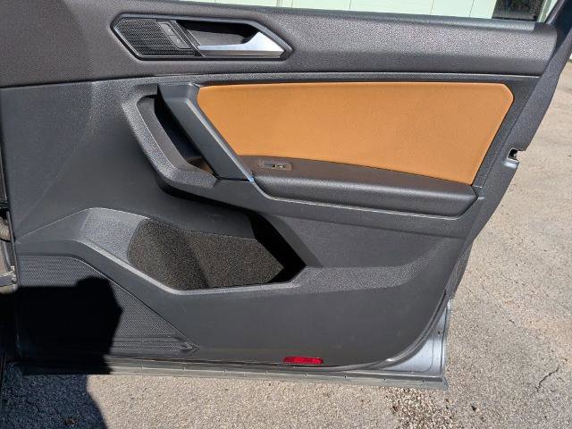 Used 2018 Volkswagen Tiguan SE w/ Panoramic Sunroof Package image 23