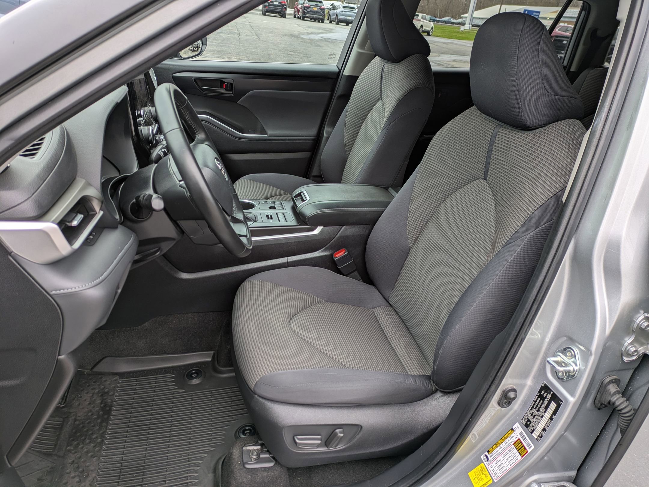 Used 2023 Toyota Highlander LE AWD/4WD image 7