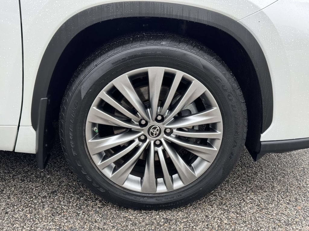 Used 2023 Toyota Highlander Platinum AWD/4WD image 28