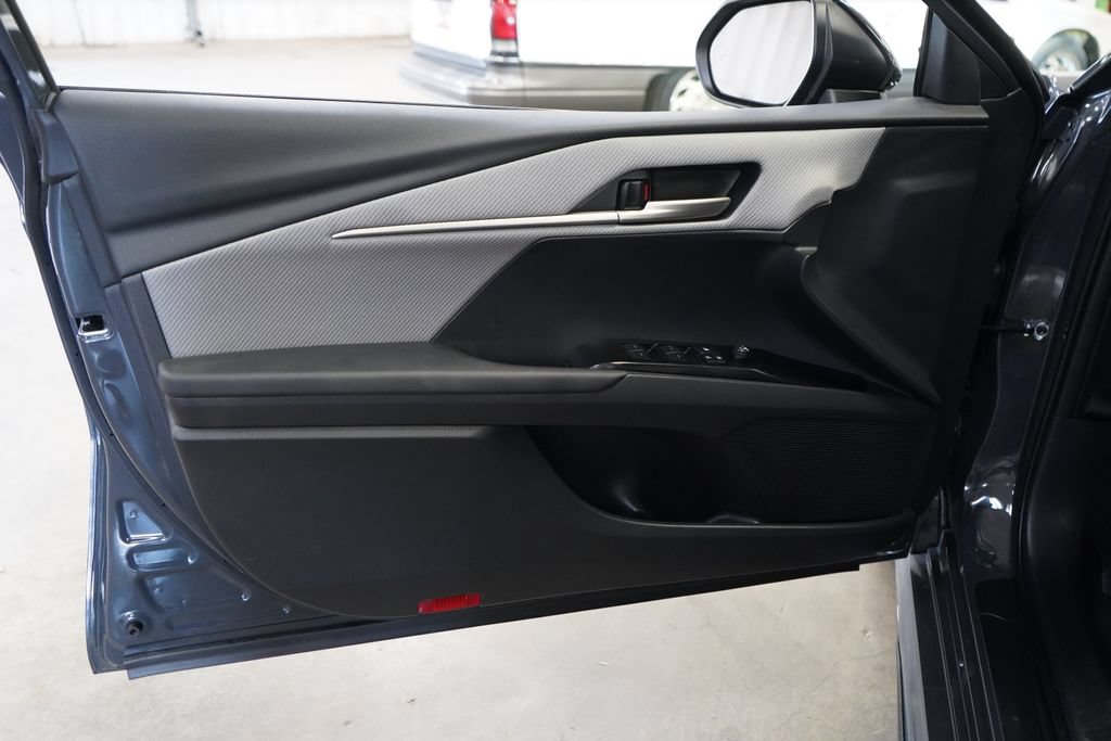 Used 2025 Toyota Camry SE w/ Convenience Package FWD image 16