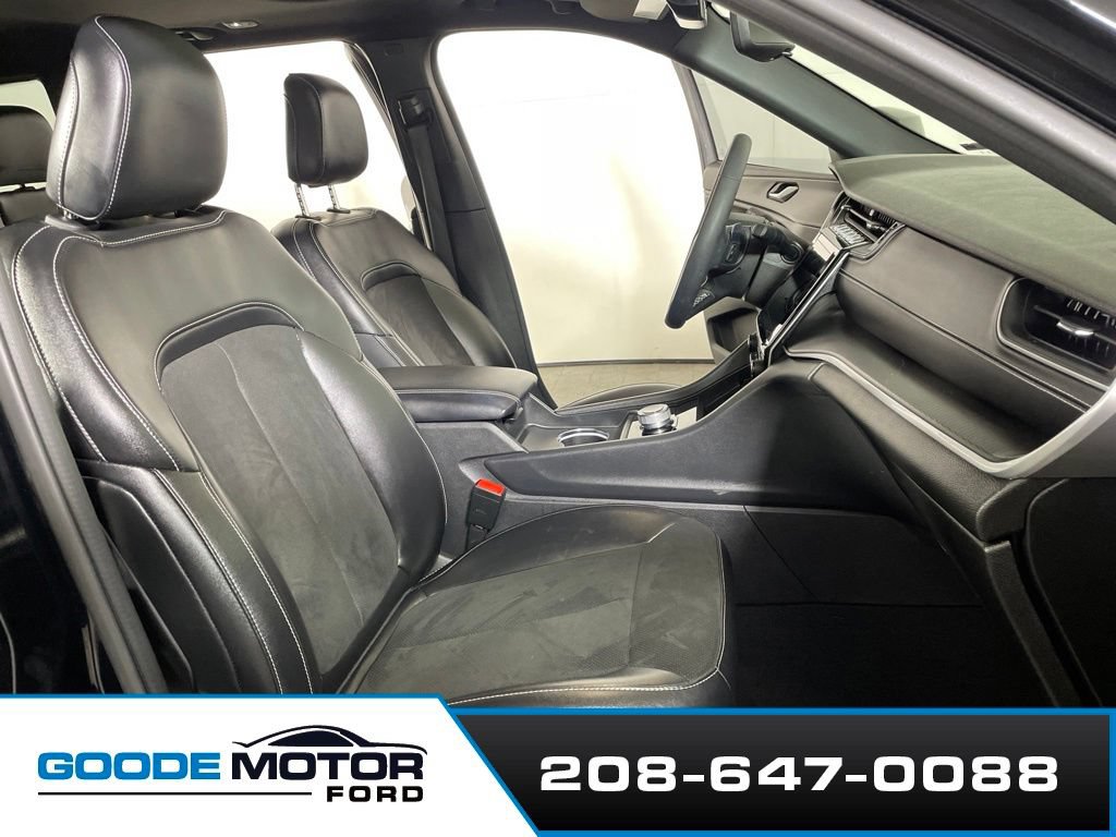 Used 2023 Jeep Grand Cherokee Altitude AWD/4WD image 23