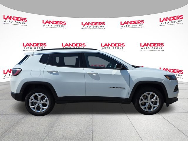 Used 2024 Jeep Compass Latitude AWD/4WD image 2