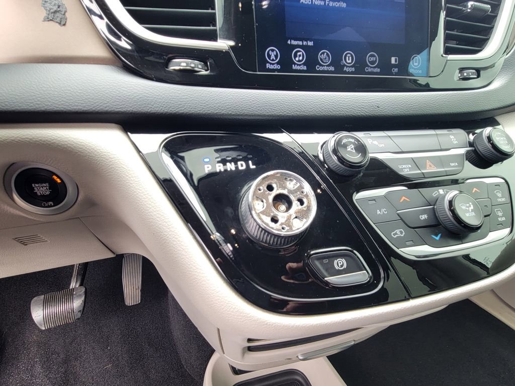 Used 2017 Chrysler Pacifica Touring-L FWD image 29