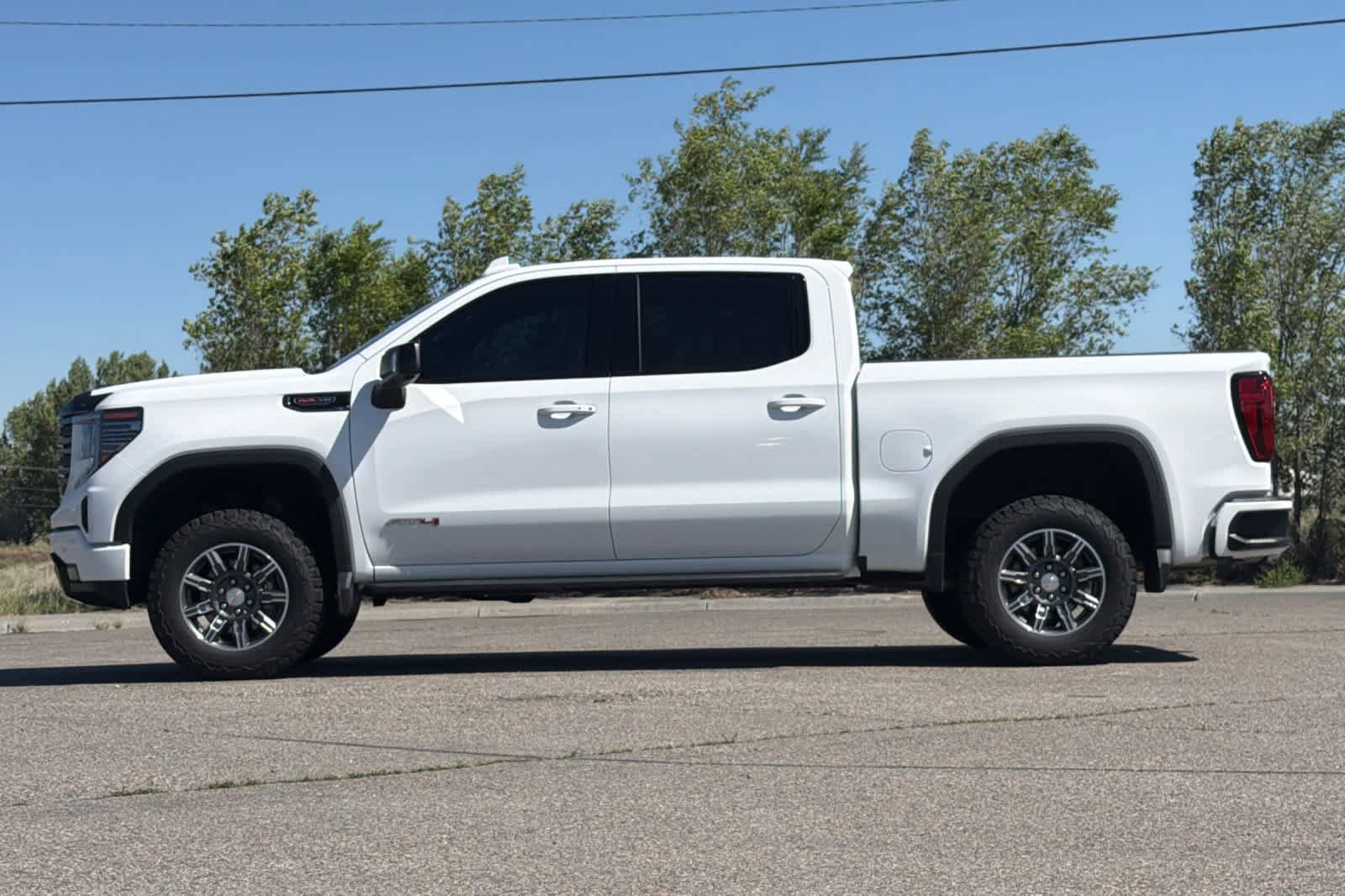 Used 2024 GMC Sierra 1500 AT4 w/ Technology Package AWD/4WD image 5