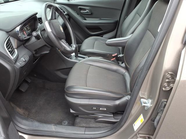 Used 2022 Chevrolet Trax LT w/ LT Convenience Package image 16