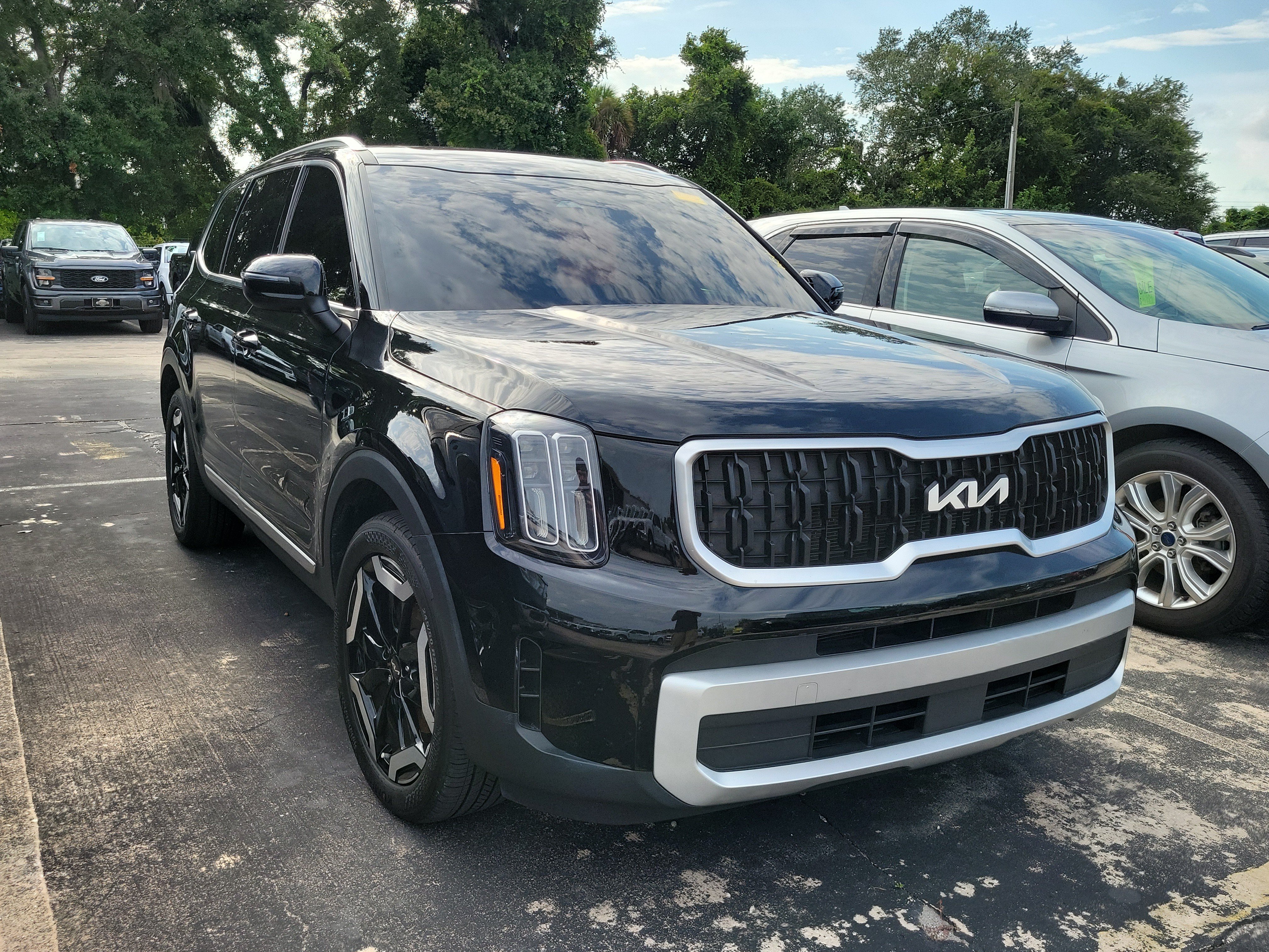 Used 2024 Kia Telluride EX w/ EX Captain's Chair Package FWD image 6