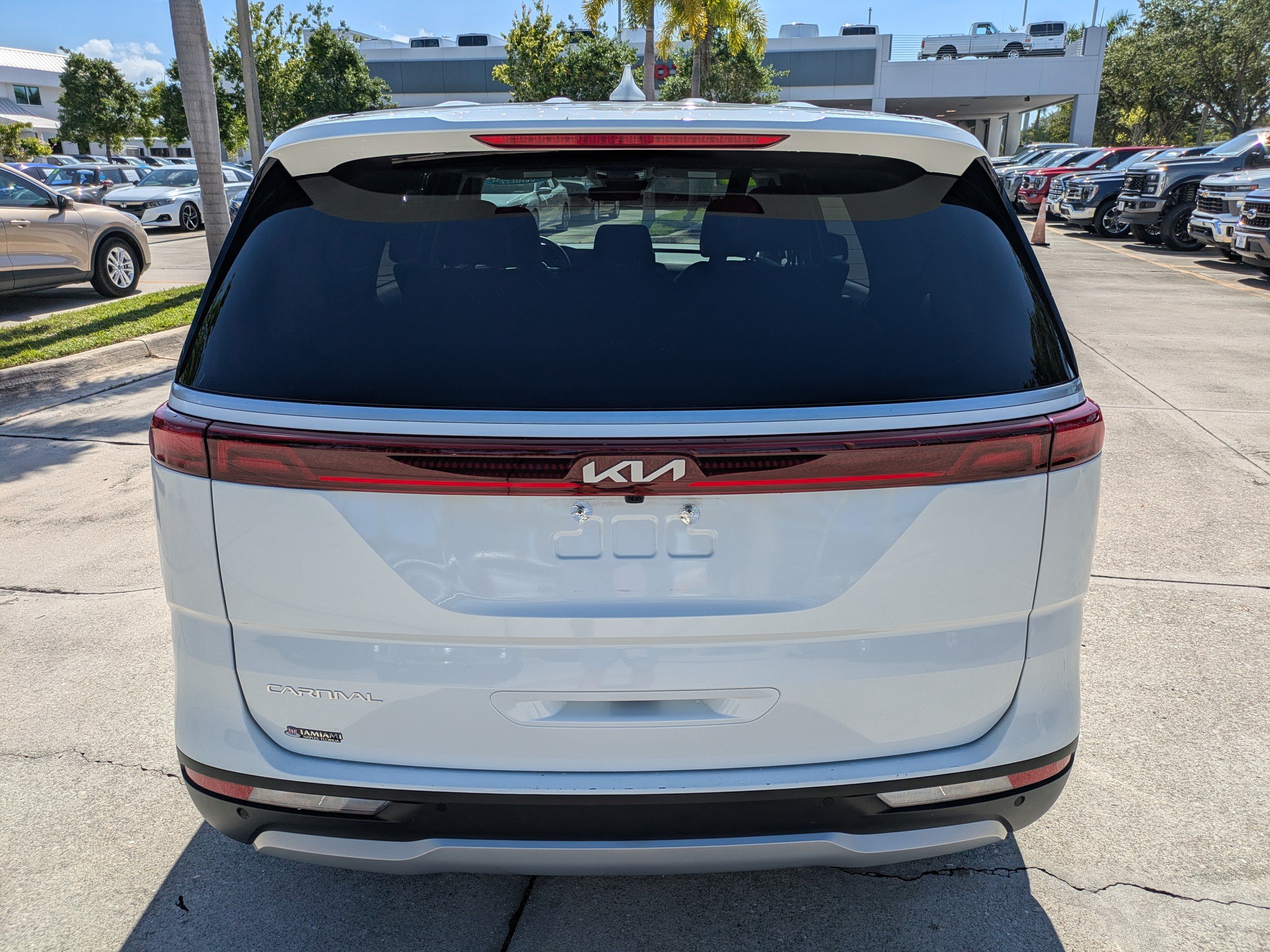 Used 2024 Kia Carnival LX FWD image 5