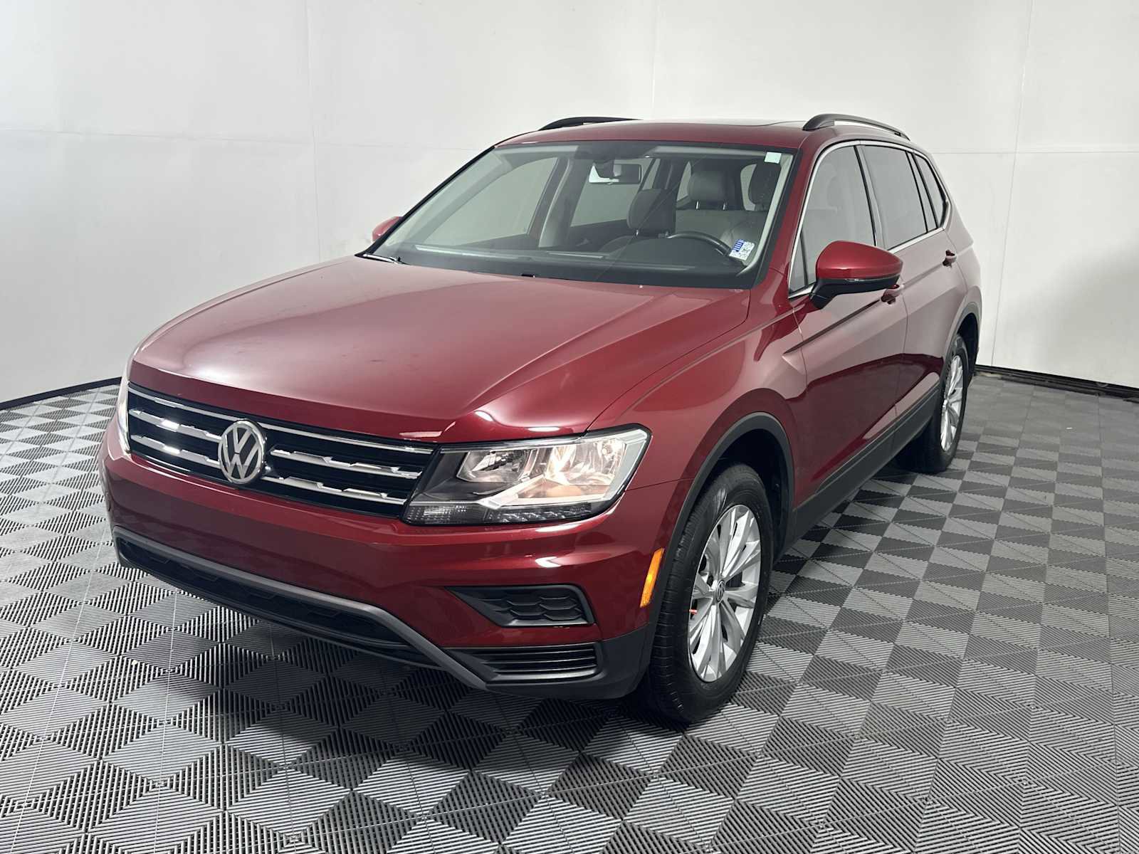 Used 2019 Volkswagen Tiguan SE w/ Panoramic Sunroof Package FWD image 3