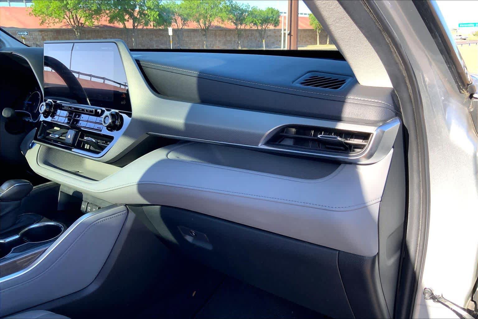 Used 2020 Toyota Highlander Platinum AWD/4WD image 29