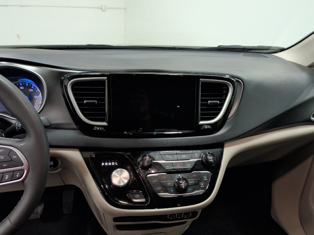 Used 2024 Chrysler Pacifica Touring-L FWD image 19