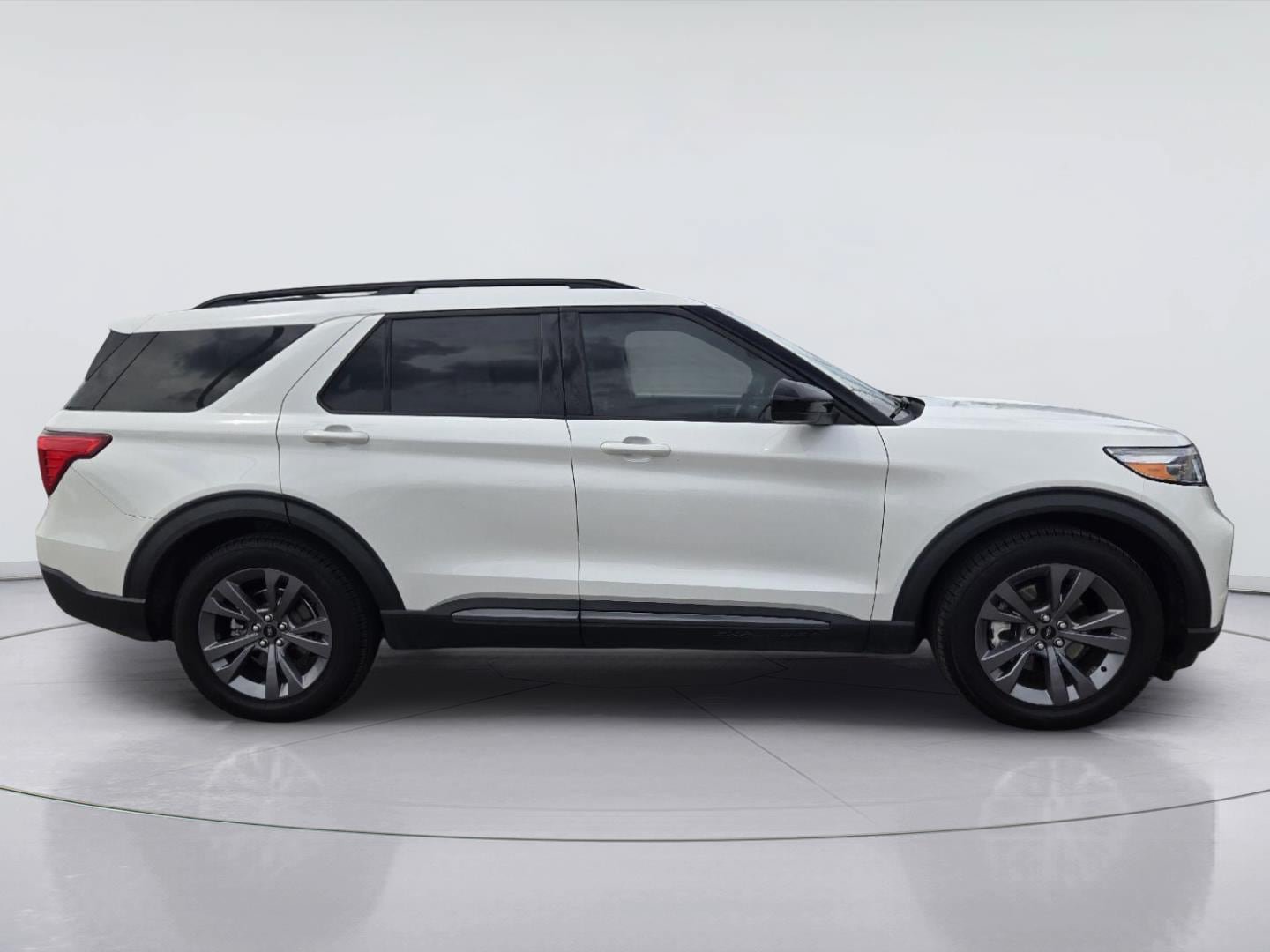 Certified 2023 Ford Explorer XLT w/ Equipment Group 202A RWD image 4
