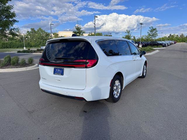 Used 2023 Chrysler Pacifica Touring-L FWD image 4
