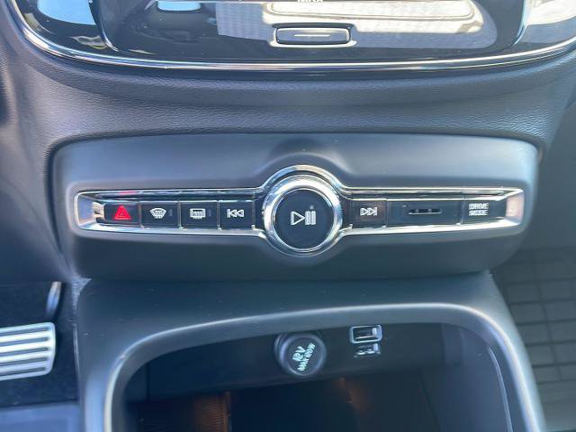 Used 2022 Volvo XC40 T5 R-Design w/ Advanced Package AWD/4WD image 22
