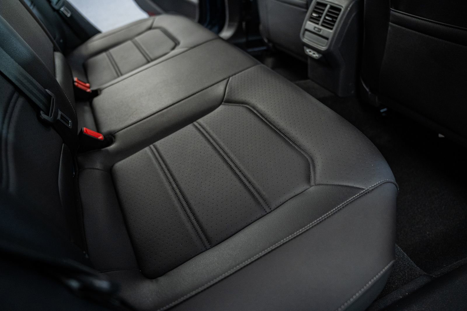 Used 2021 Volkswagen Passat 2.0T R-Line image 34