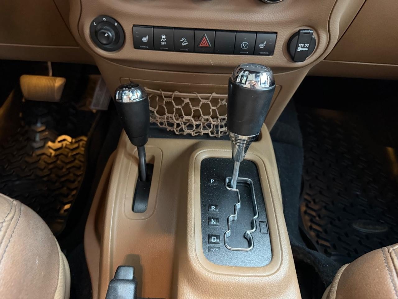 Used 2017 Jeep Wrangler Unlimited Sahara w/ Connectivity Group AWD/4WD image 16