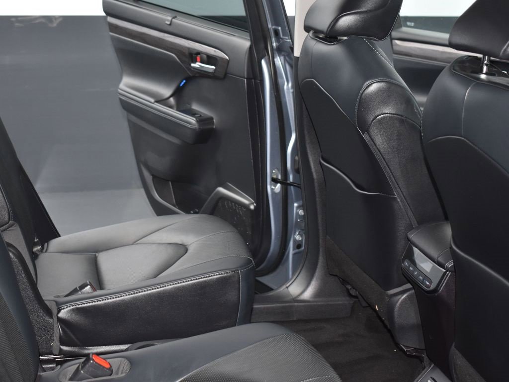 Used 2021 Toyota Highlander Limited image 14