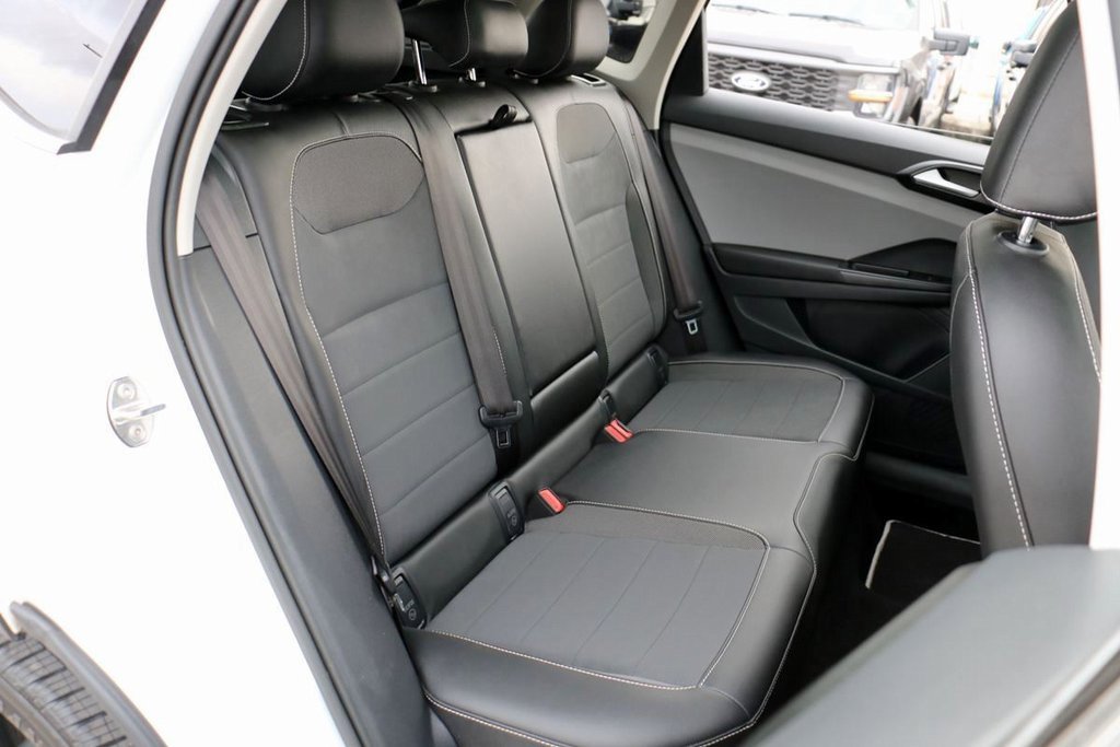 Used 2023 Volkswagen Taos SE w/ Panoramic Sunroof Package image 29