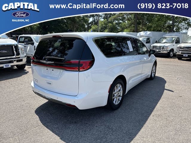 Used 2024 Chrysler Pacifica Touring-L FWD image 8