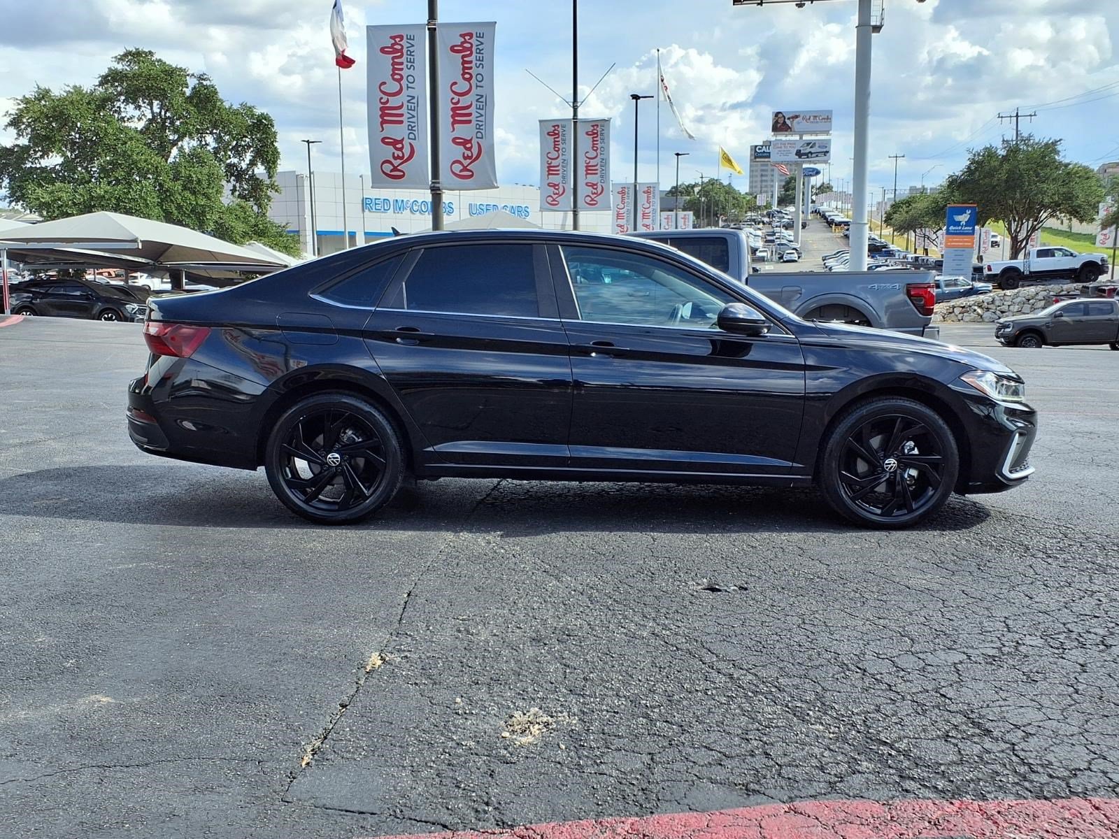 Used 2025 Volkswagen Jetta SE FWD image 5