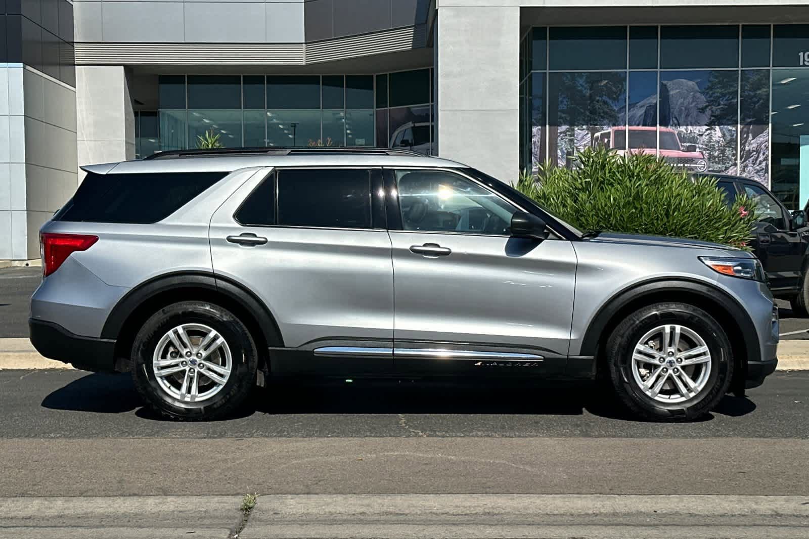 Certified 2022 Ford Explorer XLT w/ Equipment Group 202A RWD image 9