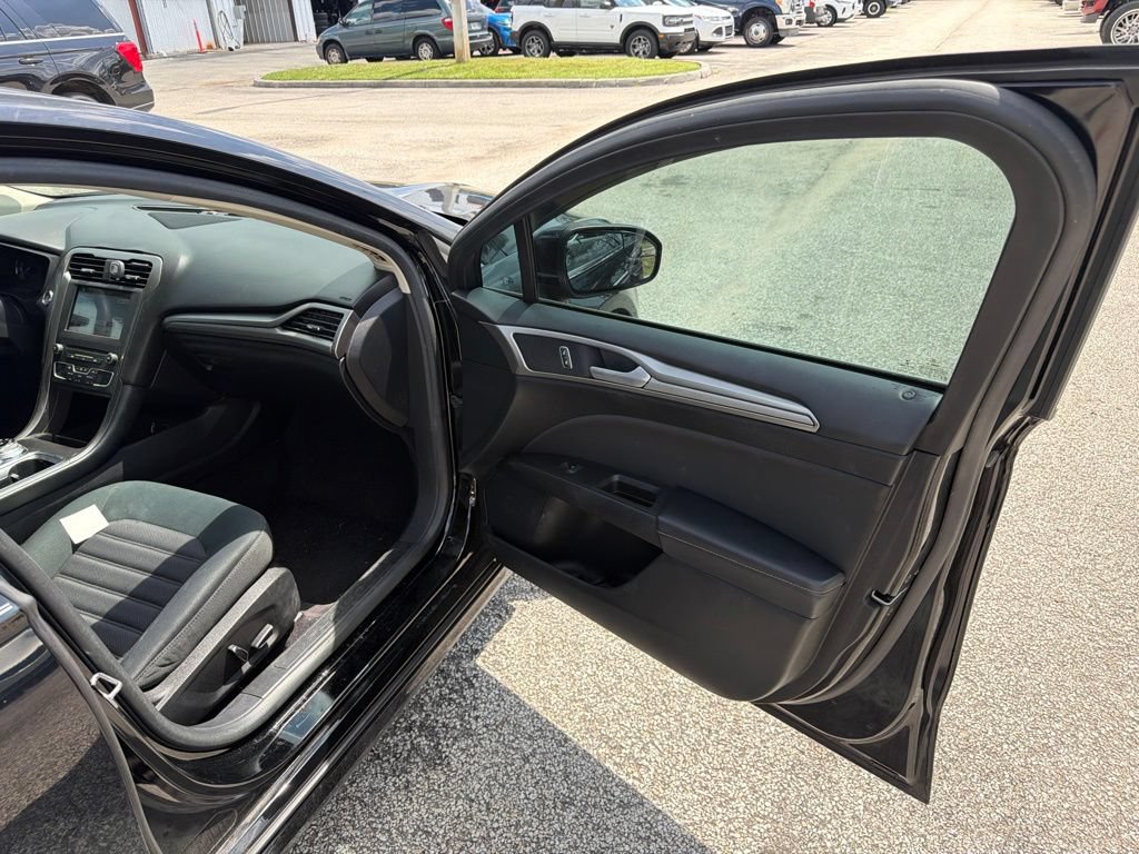Certified 2018 Ford Fusion SE w/ Fusion SE Technology Package FWD image 7