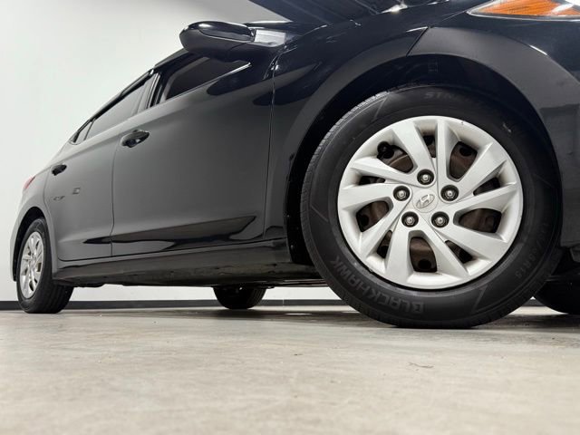 Used 2017 Hyundai Elantra SE image 3