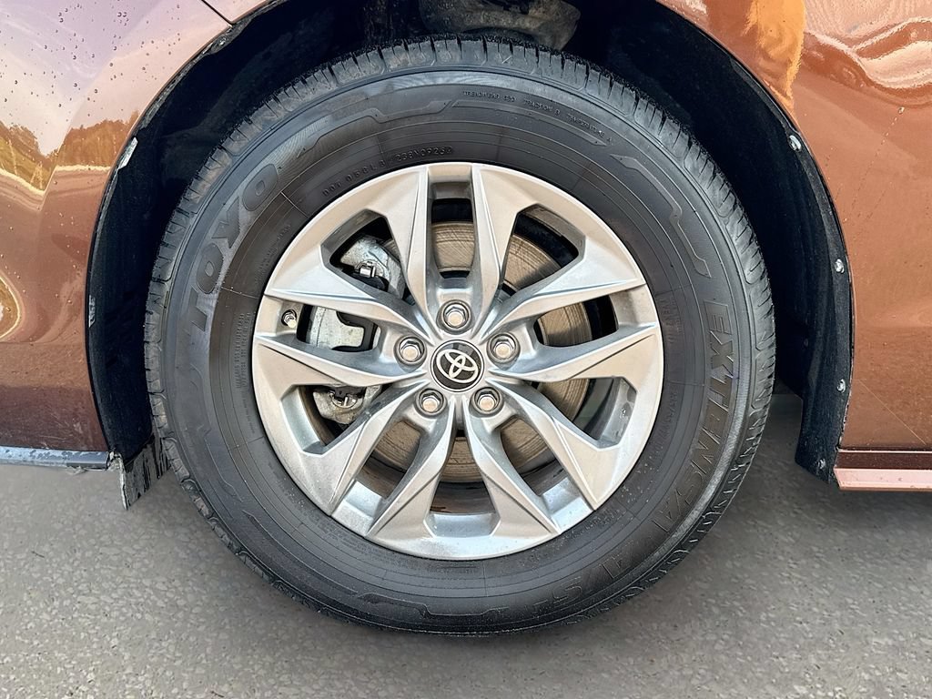 Used 2022 Toyota Sienna XLE w/ XLE Plus Package FWD image 33