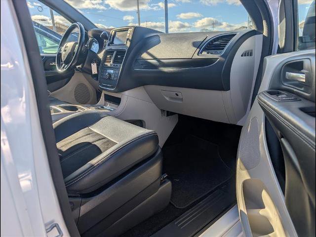 Used 2019 Dodge Grand Caravan SXT w/ Driver Convenience Group image 22
