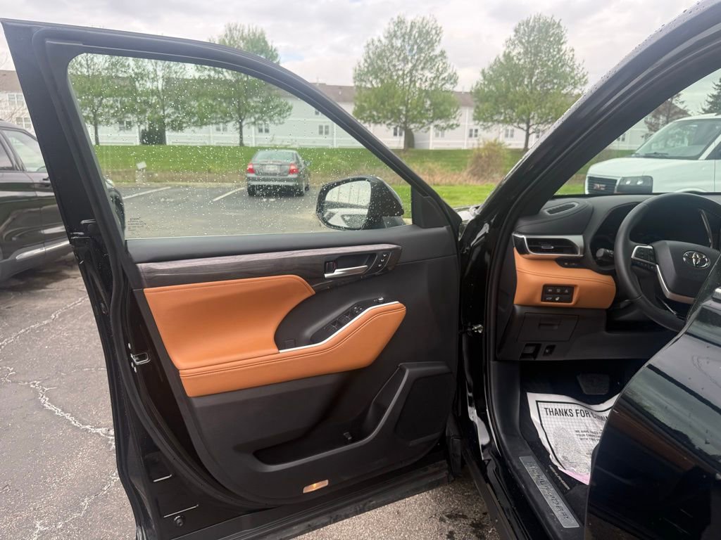 Used 2025 Toyota Highlander Platinum AWD/4WD image 11