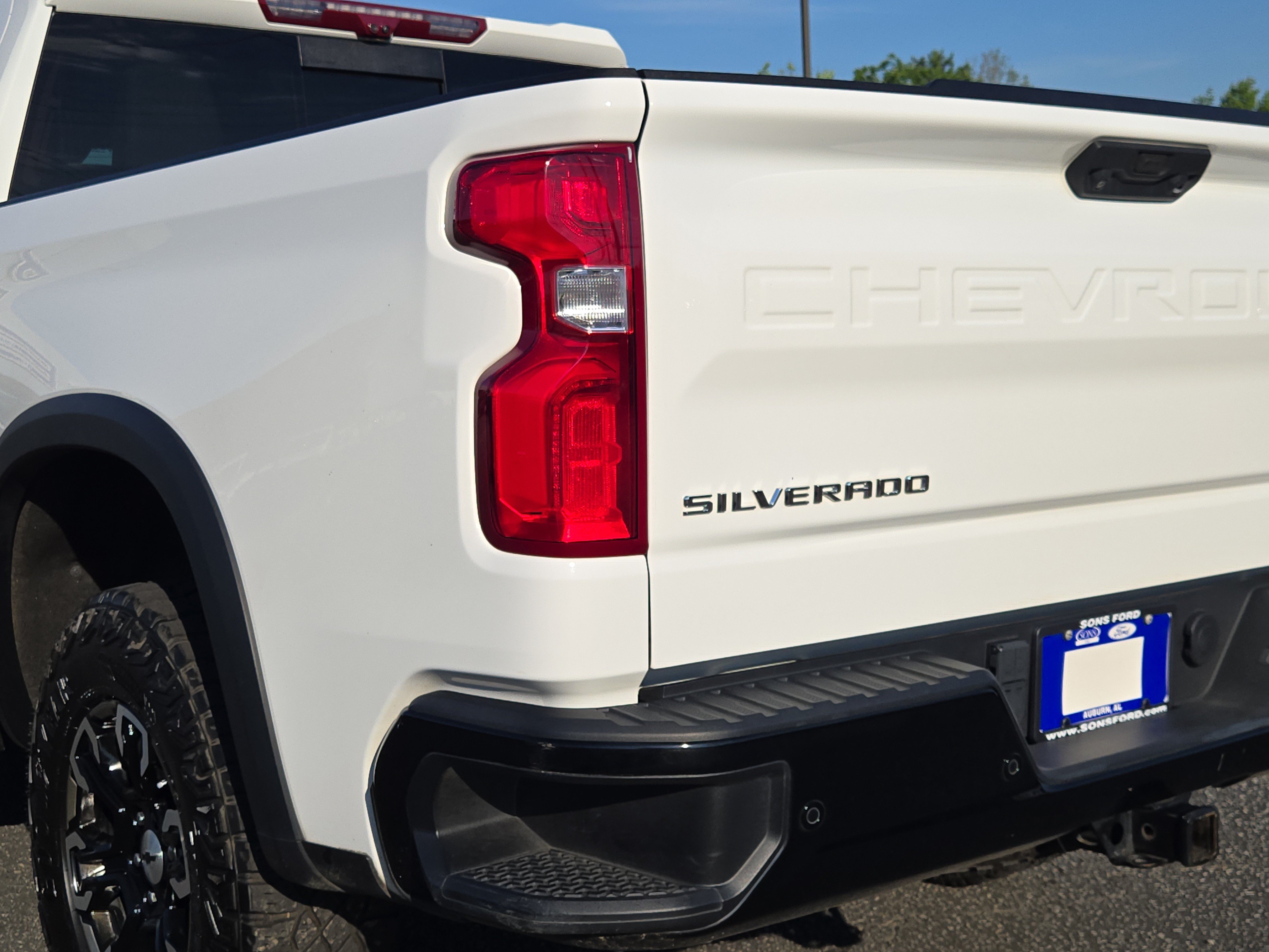 Used 2024 Chevrolet Silverado 1500 ZR2 w/ Technology Package AWD/4WD image 9