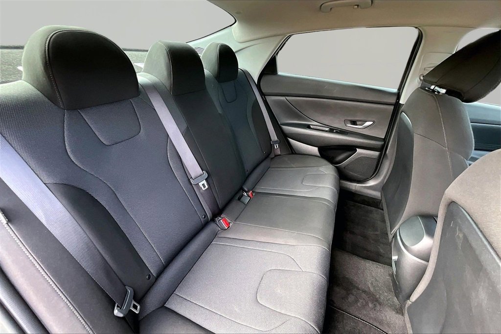 Used 2025 Hyundai Elantra SE w/ Cargo Package image 27