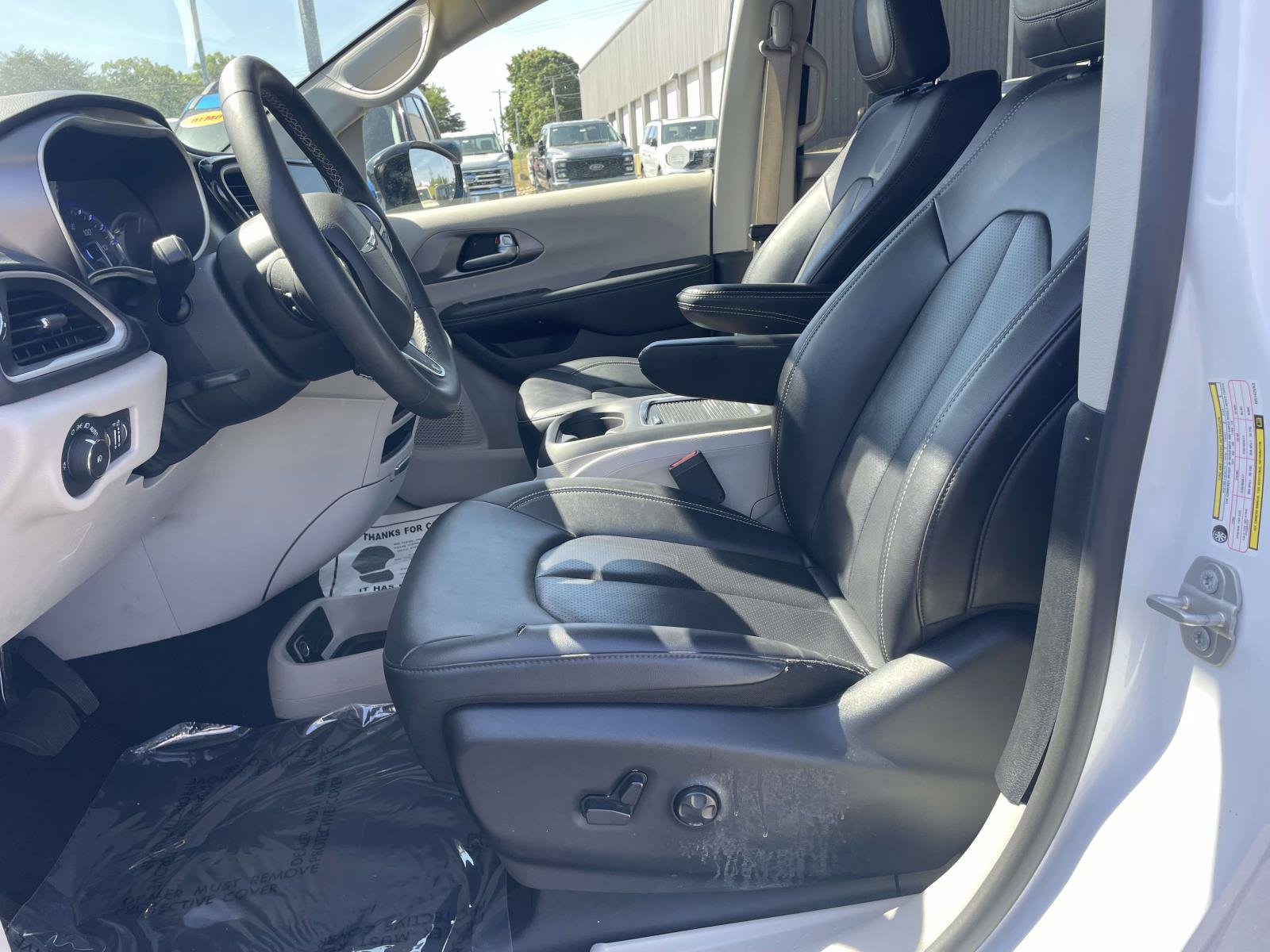 Used 2024 Chrysler Pacifica Touring-L FWD image 12