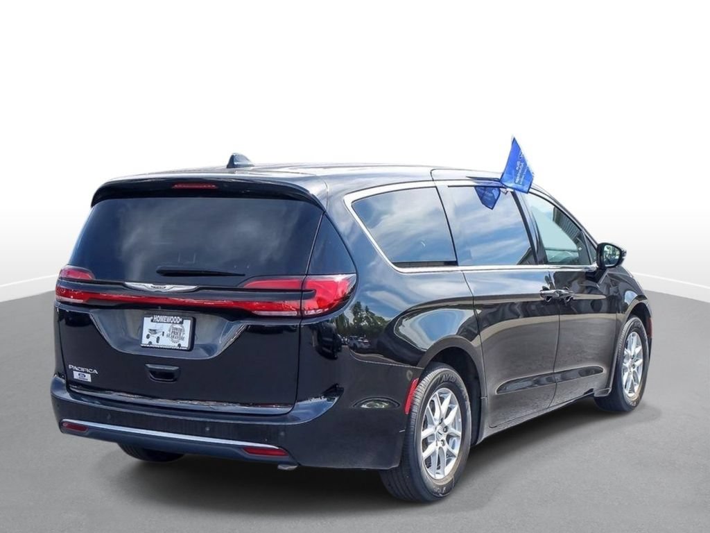 Used 2025 Chrysler Pacifica Select FWD image 8