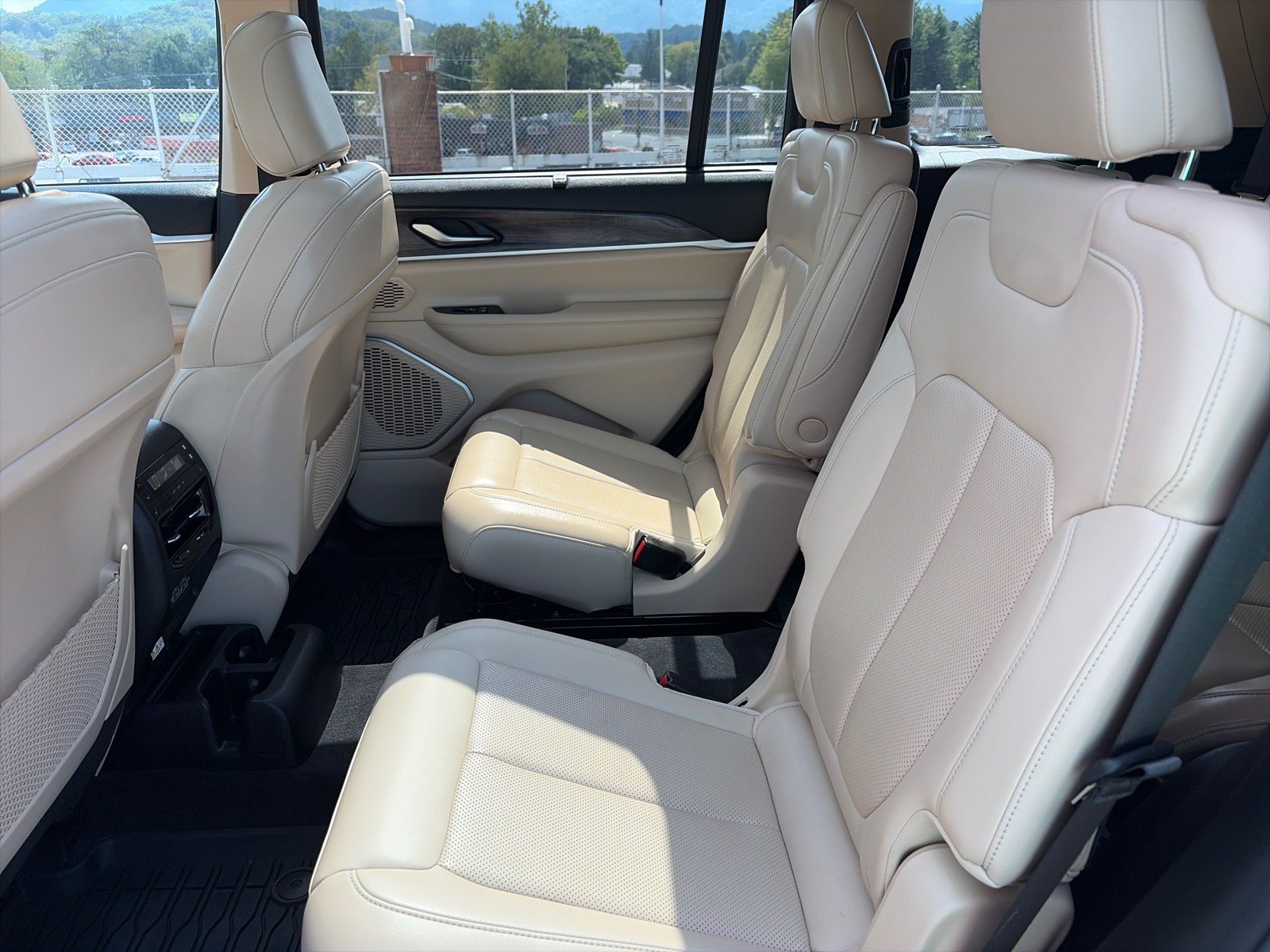 Used 2021 Jeep Grand Cherokee L Limited w/ Luxury Tech Group II AWD/4WD image 18