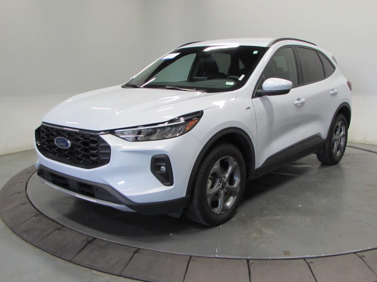 Certified 2025 Ford Escape ST-Line Select AWD/4WD image 3