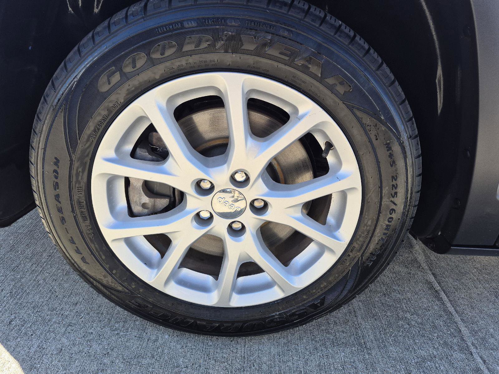 Used 2018 Jeep Cherokee Latitude Plus image 12