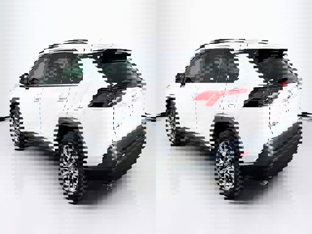 Used 2021 Toyota RAV4 XLE Premium image 3