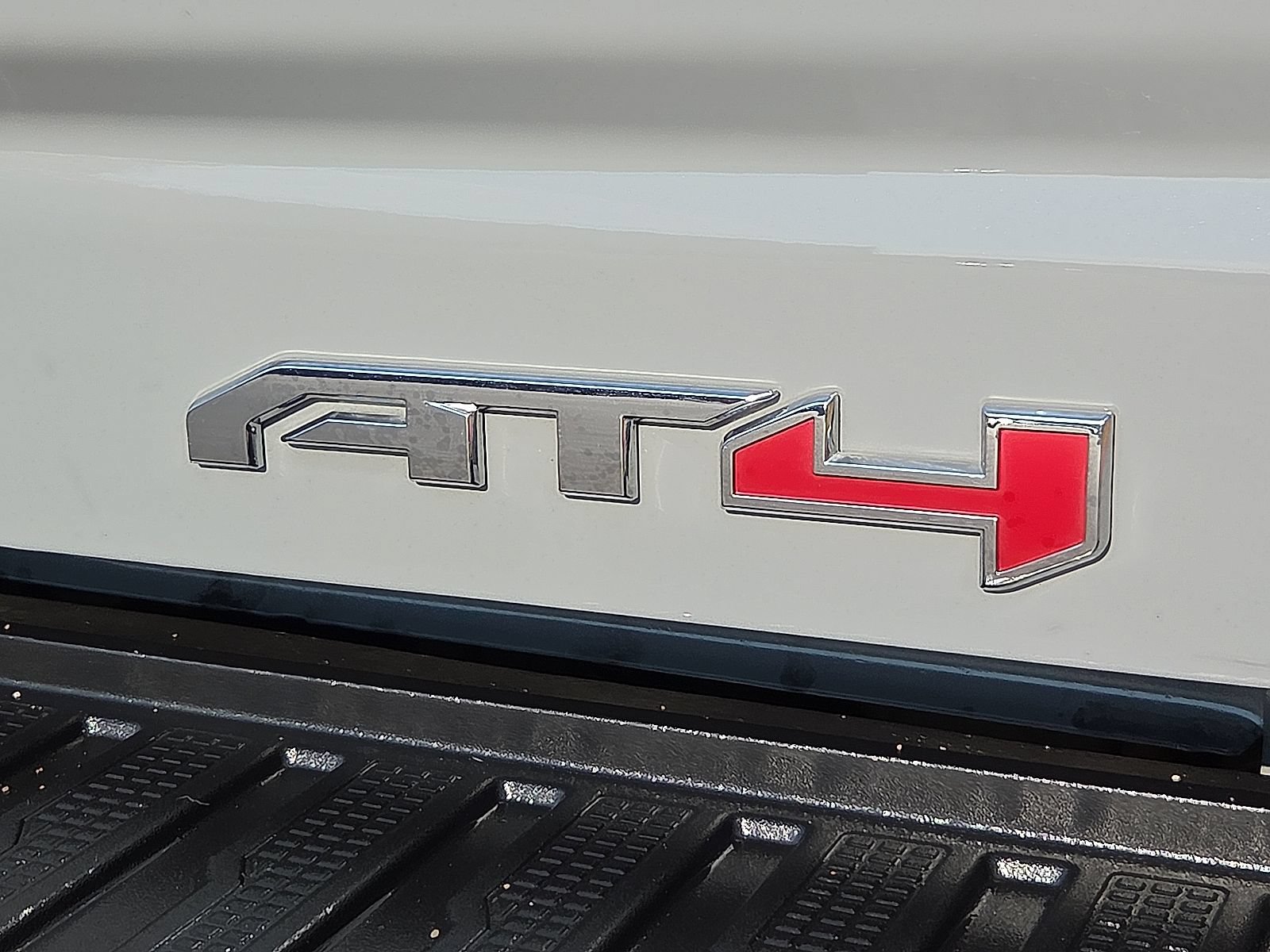Used 2025 GMC Sierra 2500 AT4 w/ AT4 Premium Plus Package AWD/4WD image 9
