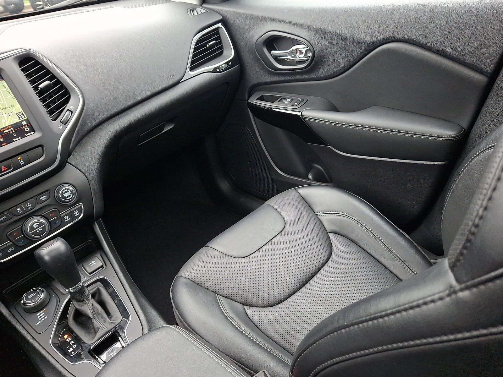 Used 2023 Jeep Cherokee Altitude Lux w/ Lux Elite Package image 14