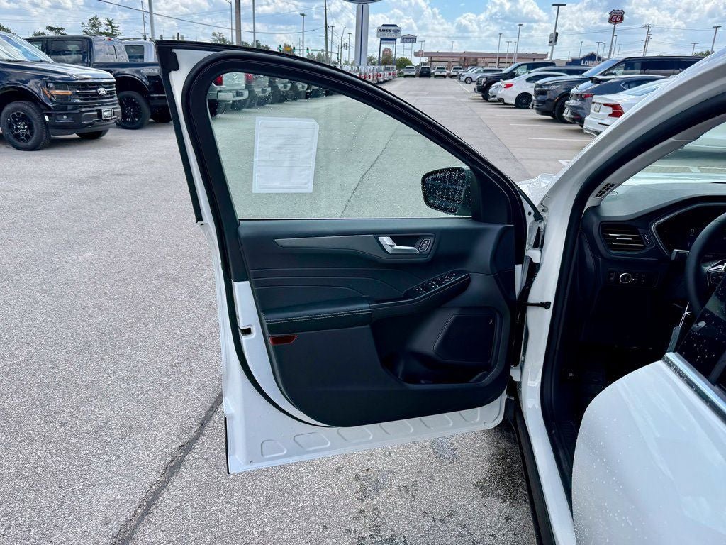 Certified 2025 Ford Escape SE FWD image 12