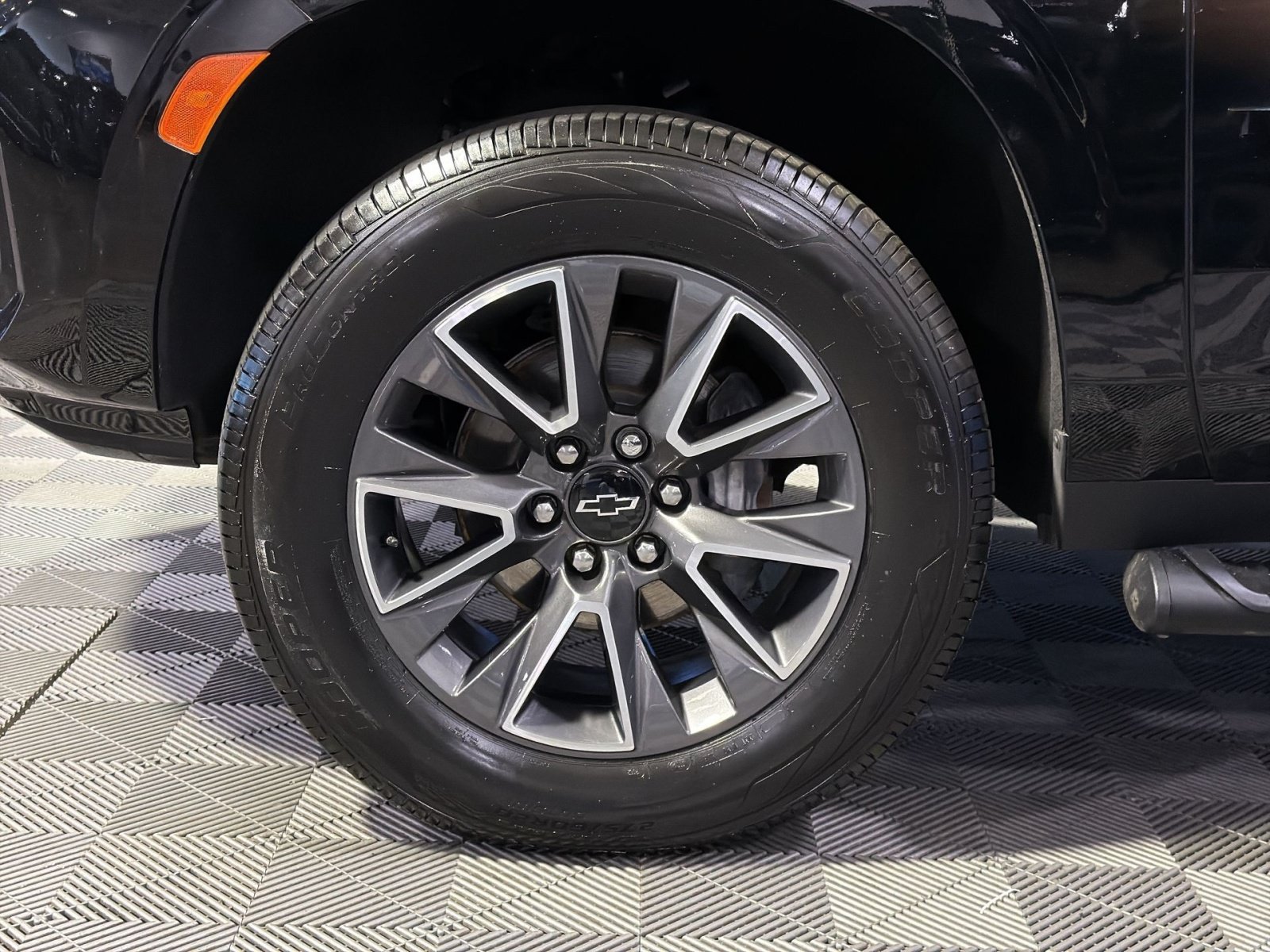 Used 2023 Chevrolet Tahoe Z71 w/ Luxury Package AWD/4WD image 14