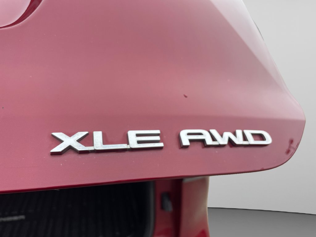 Used 2021 Toyota Highlander XLE AWD/4WD image 18